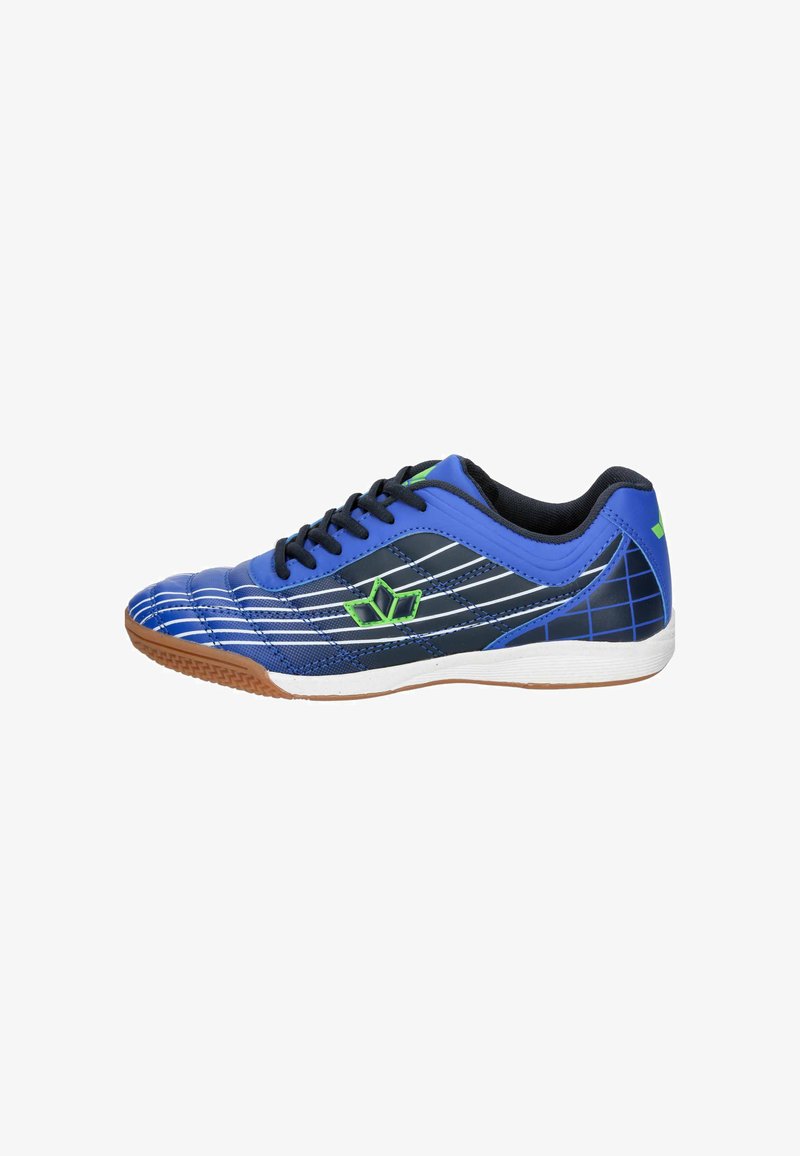 Sportliche Schuhe mit einem blauen synthetischen Obermaterial, das grüne Akzente, weiße Streifen und eine strukturierte Gummisohle für Traktion aufweist.