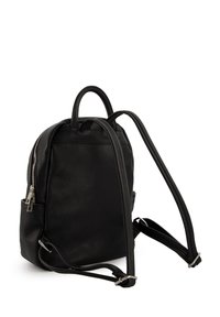 Schwarzer Leder-Rucksack mit Kieselstruktur, geschwungenem Design, zwei verstellbaren Trägern und einem mit Reißverschluss versehenen Hauptfach. Mit einem Tragegriff oben.