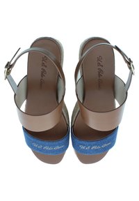 Ruskeat ja siniset kynsikorkosandalit, joissa on farkkaremmi, sileä nahkapinta ja punottu juuttipohja, joissa on kultainen solkiyksityiskohta.