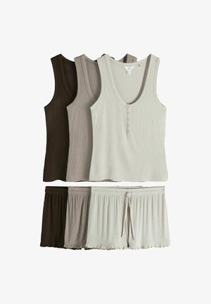 Trzy bezrękawnikowe prążkowane topy na ramiączkach w kolorach ciemnobrązowym, taupe i jasnobeżowym, pod każdym topem dopasowane szorty z falbanką u dołu.