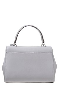 Šedá strukturovaná kabelka s krátkým uchem, texturovaný materiál, úhlový tvar a minimalistický design. Bez viditelných kovových detailů.