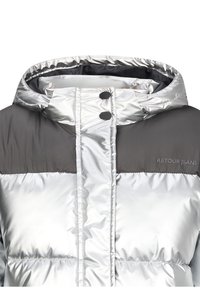 Silberne Pufferjacke mit grauem oberen Bereich, ausgestattet mit einer Kapuze, zwei schwarzen Knöpfen und "RETOUR JEANS" in Grau gestickt. Glatte Textur.