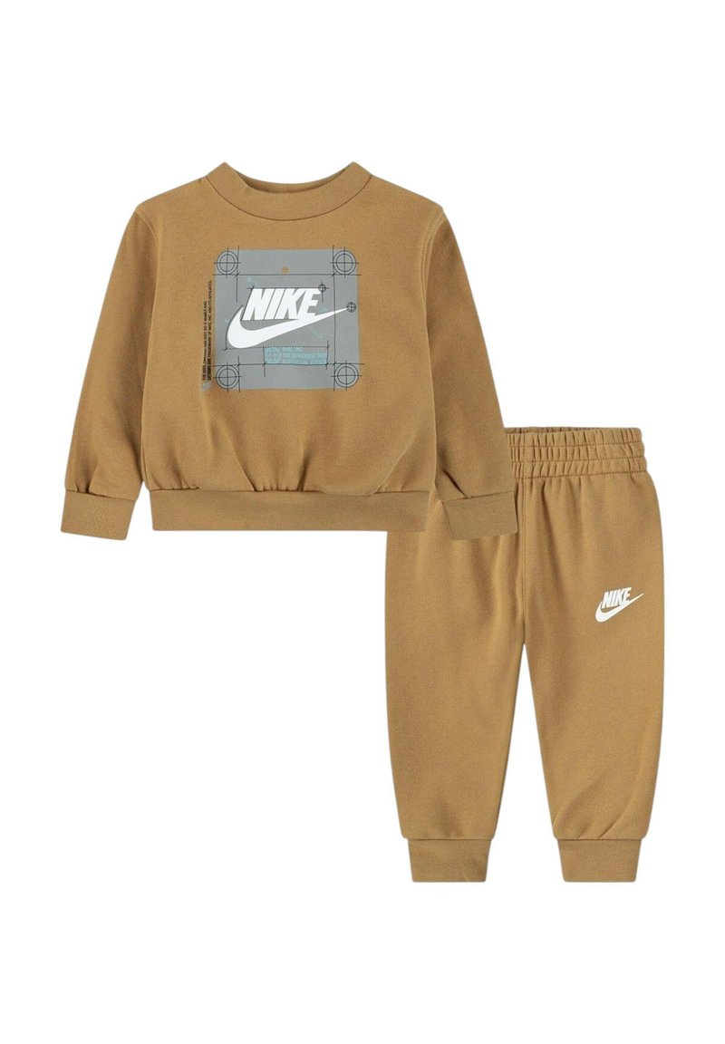 Set di felpa e pantaloni marroni Nike. La felpa presenta una grafica del logo grigia; i pantaloni hanno una cintura elastica e un dettaglio del logo bianco sulla gamba.
