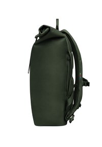 Mochila verde tipo roll-top con una tela suave y duradera, forma aerodinámica, correas de malla y bolsillo lateral con cremallera para un fácil acceso.