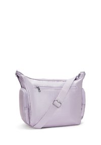 Fioletowa torebka crossbody z regulowanym paskiem, przednią kieszenią na zamek i bocznymi kieszeniami na zamek na białym tle.
