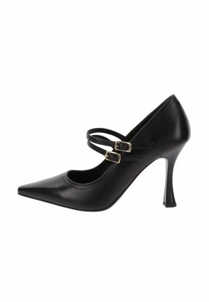 Zwarte leren hoge hak schoen met een spitse neus, voorzien van twee dunne enkelbandjes en gouden gespen, een gladde textuur en een taps toelopende stilettohak.