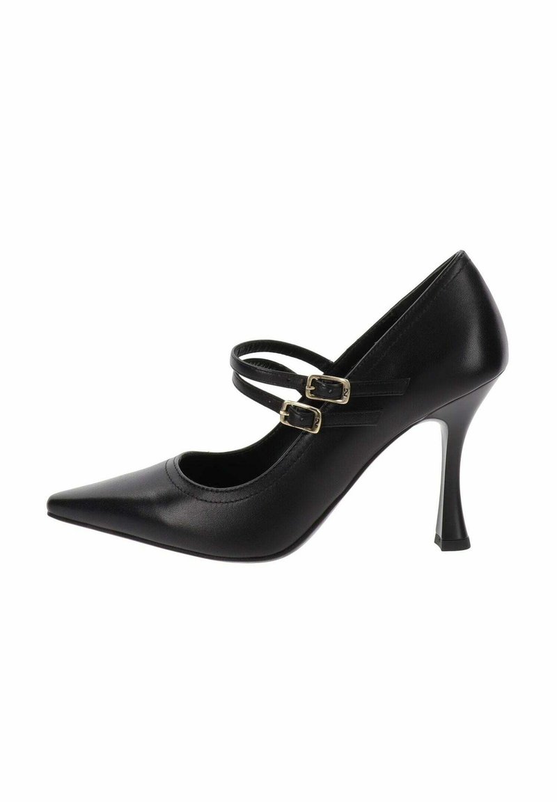 Scarpa nera in pelle con tacco alto e punta affusolata, dotata di due sottili cinturini alla caviglia con fibbie dorate, superficie liscia e tacco a stiletto affusolato.