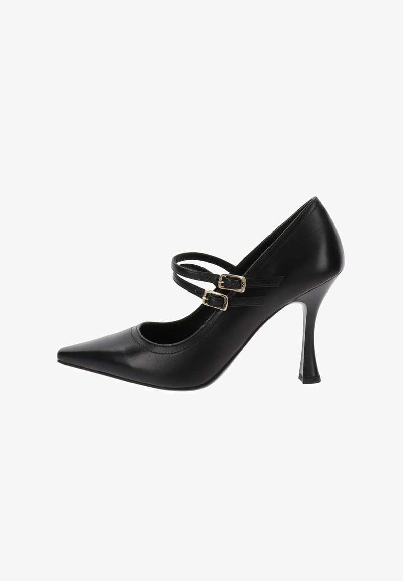 Zapato de tacón alto de cuero negro con puntera afilada, que presenta dos finas correas en el tobillo y hebillas de oro, textura suave y tacón de aguja afinado.