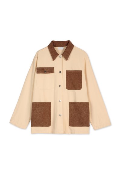 Beige jacka med bruna filt-fickor och krage. Har tryckknappar; långa ärmar; två framfickor och en bröstficka. Mjuk textur.