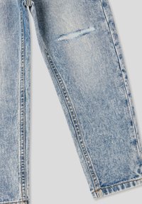 Jeans in denim blu chiaro con dettagli sfilacciati, taglio dritto, cuciture visibili e una leggera texture sbiadita.