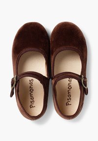 Braune Samt-Mary-Jane-Schuhe mit runder Zehenpartie, elastischem Riemen und Metallverschluss. Weiche Innenausstattung mit aufgedrucktem Markenlogo auf der Innensohle.