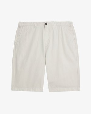 Lysebeige, uformelle shorts med beltehemper, knapp og glidelås foran, samt sidelommer, lagt flatt på hvit bakgrunn.