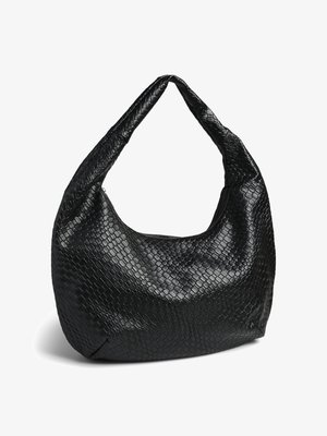 Crna tkana hobo torba s opuštenim siluetom, zaobljenim gornjim ručkama i teksturiranom površinom s prepoznatljivim rešetkastim uzorkom.