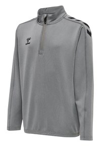 Pullover grigio con colletto a zip a quarto, maniche lunghe e dettagli neri sulle spalle. Presenta un tessuto testurizzato e un logo sul petto.