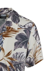 Rövid ujjú, virágmintás ing, nagy, barna és szürke levelekkel, krém színű háttérrel, klasszikus gallérral és puha szövettextúrával.