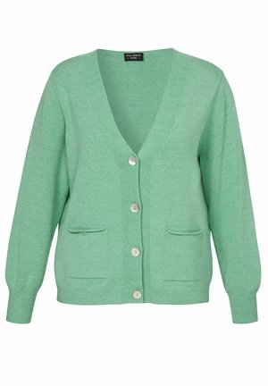 Groen gebreid vest met V-hals, vier witte knopen, lange mouwen, twee zakken aan de voorkant en geribbelde boorden aan de mouwen en zoom.