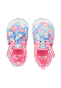 Svieže slip-on topánky s kvetinovým vzorom, modrým zvrškom, ružovými akcentmi a bielymi podrážkami. Disponujú suchým zipsom a textúrovanou vložkou pre pohodlie.