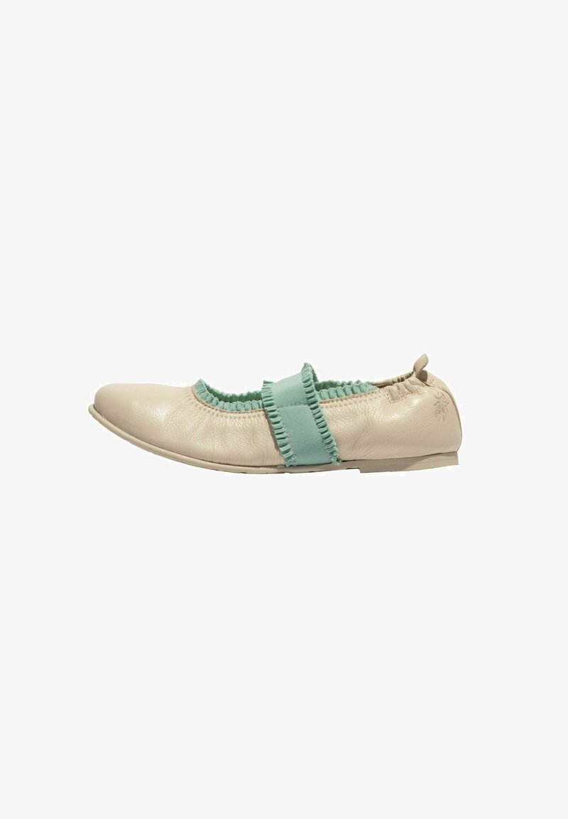 Scarpa piatta in pelle beige chiaro con una larga fascia elastica blu acqua sopra e dettagli arricciati sui bordi. Design con punta arrotondata.