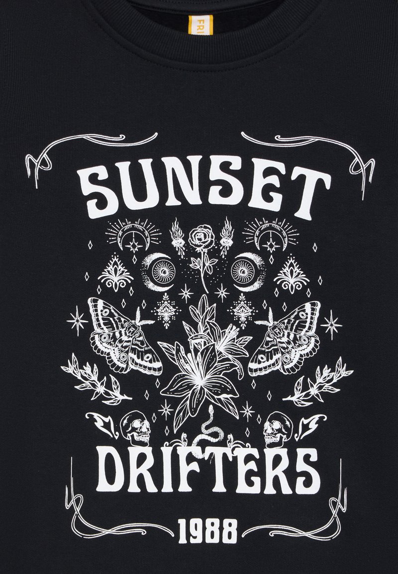 Tessuto nero con grafica bianca che presenta "SUNSET DRIFTERS 1988", disegni floreali, due falene, lune crescenti, teschi, stelle e un serpente.