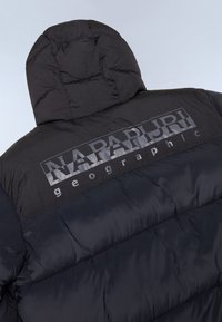 Czarna kurtka puchowa z kapturem, z błyszczącym logo "NAPAPIJRI geographic" z tyłu, gładka tekstura i pikowany design.