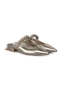 Metallic gouden instapmules met spitse neuzen, voorzien van een decoratieve strassband over de wreef en een lage blokhak.