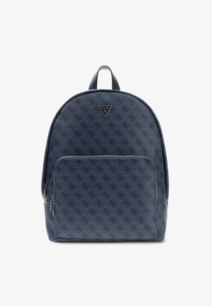 Sac à dos Guess bleu marine avec motif monogramme, poche avant zippée, logo triangulaire de marque et poignée supérieure sur fond blanc.