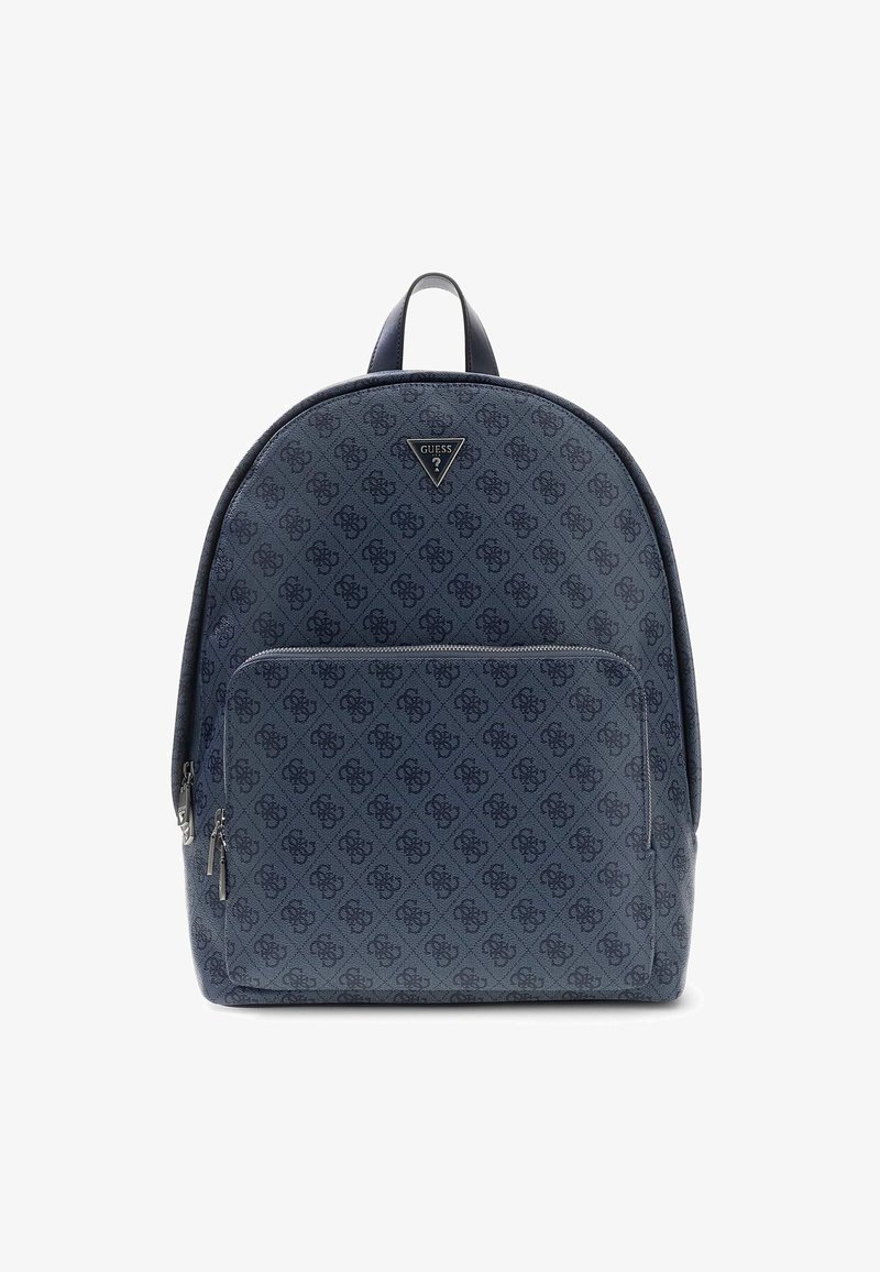 Sac à dos Guess bleu marine avec motif monogramme, poche avant zippée, logo triangulaire de marque et poignée supérieure sur fond blanc.