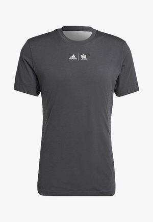 T-shirt gris à manches courtes en tissu léger. Doté d'accents perforés sur les côtés et de logos sur la poitrine. Design classique à col rond.