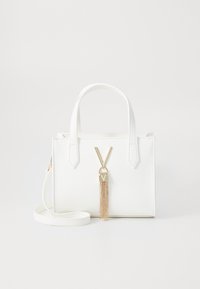 Borsa strutturata bianca realizzata in materiale sintetico, con hardware dorato, dettaglio a nappina e manici doppi con spallaccio regolabile.
