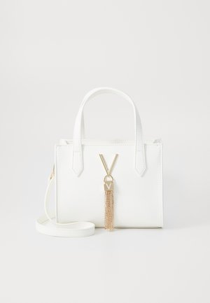 Sac à main structuré blanc en matériau synthétique, doté de quincaillerie dorée, d'un détail à pompon et de deux poignées avec une bandoulière réglable.