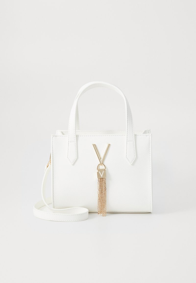 Borsa strutturata bianca realizzata in materiale sintetico, con hardware dorato, dettaglio a nappina e manici doppi con spallaccio regolabile.