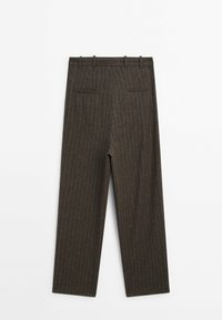 Pantalon marron foncé à fines rayures avec passants pour ceinture et deux poches arrière passepoilées, posé à plat sur fond blanc.