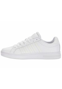 Sneaker bianche con tomaia sintetica liscia, punta rotonda e suola in gomma piatta. Presentano un design semplice con lacci e tre strisce verticali sul lato.