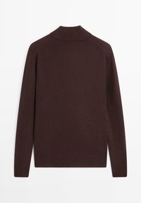 Bordowy dzianinowy sweter z wysokim kołnierzem, długimi rękawami i gładką teksturą. Posiada prążkowane wykończenia przy kołnierzu i na dole.