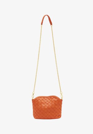 Petit sac bandoulière en cuir orange avec un motif tissé et une chaîne dorée, comportant un coussinet en cuir pour l'épaule.