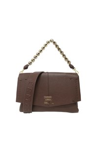 Borsa a mano in pelle marrone con superficie strutturata, patta a ribalta, logo in rilievo e tracolla a catena dorata. Dotata di tracolla regolabile e removibile.