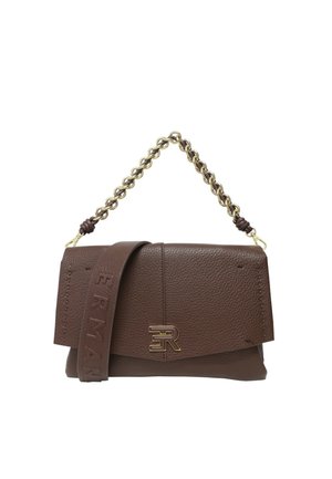 Borsa a mano in pelle marrone con superficie strutturata, patta a ribalta, logo in rilievo e tracolla a catena dorata. Dotata di tracolla regolabile e removibile.