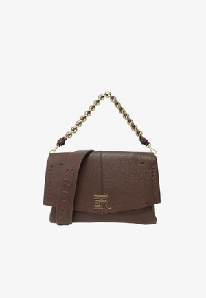 Borsa a mano in pelle marrone con superficie strutturata, patta a ribalta, logo in rilievo e tracolla a catena dorata. Dotata di tracolla regolabile e removibile.