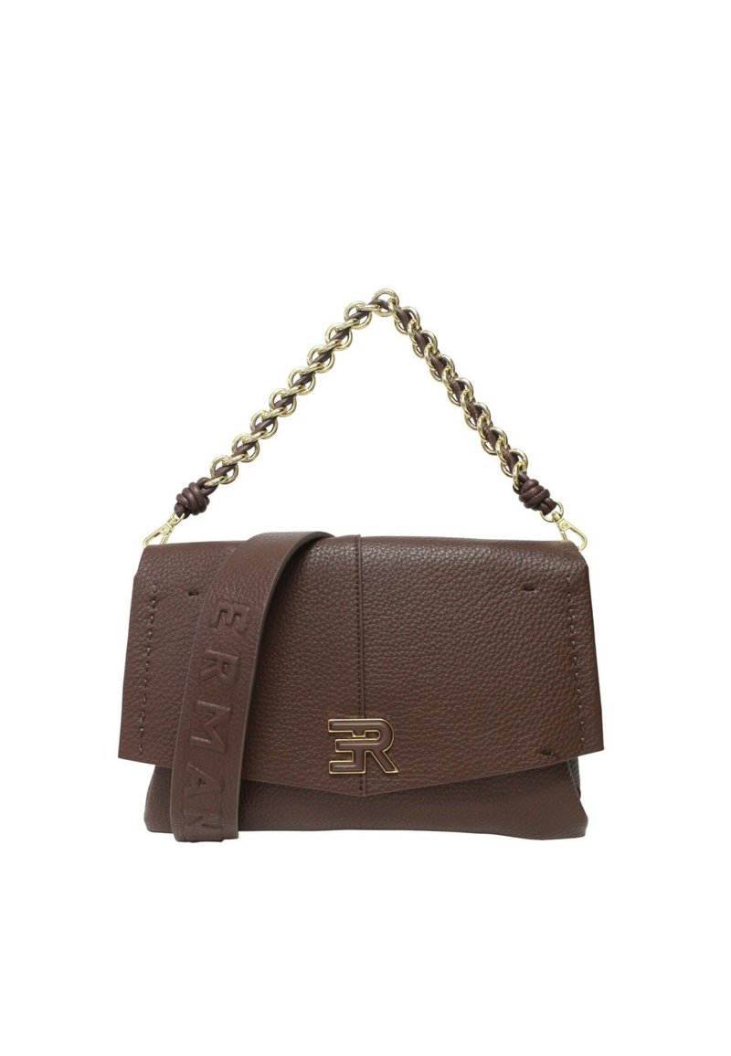 Borsa a mano in pelle marrone con superficie strutturata, patta a ribalta, logo in rilievo e tracolla a catena dorata. Dotata di tracolla regolabile e removibile.