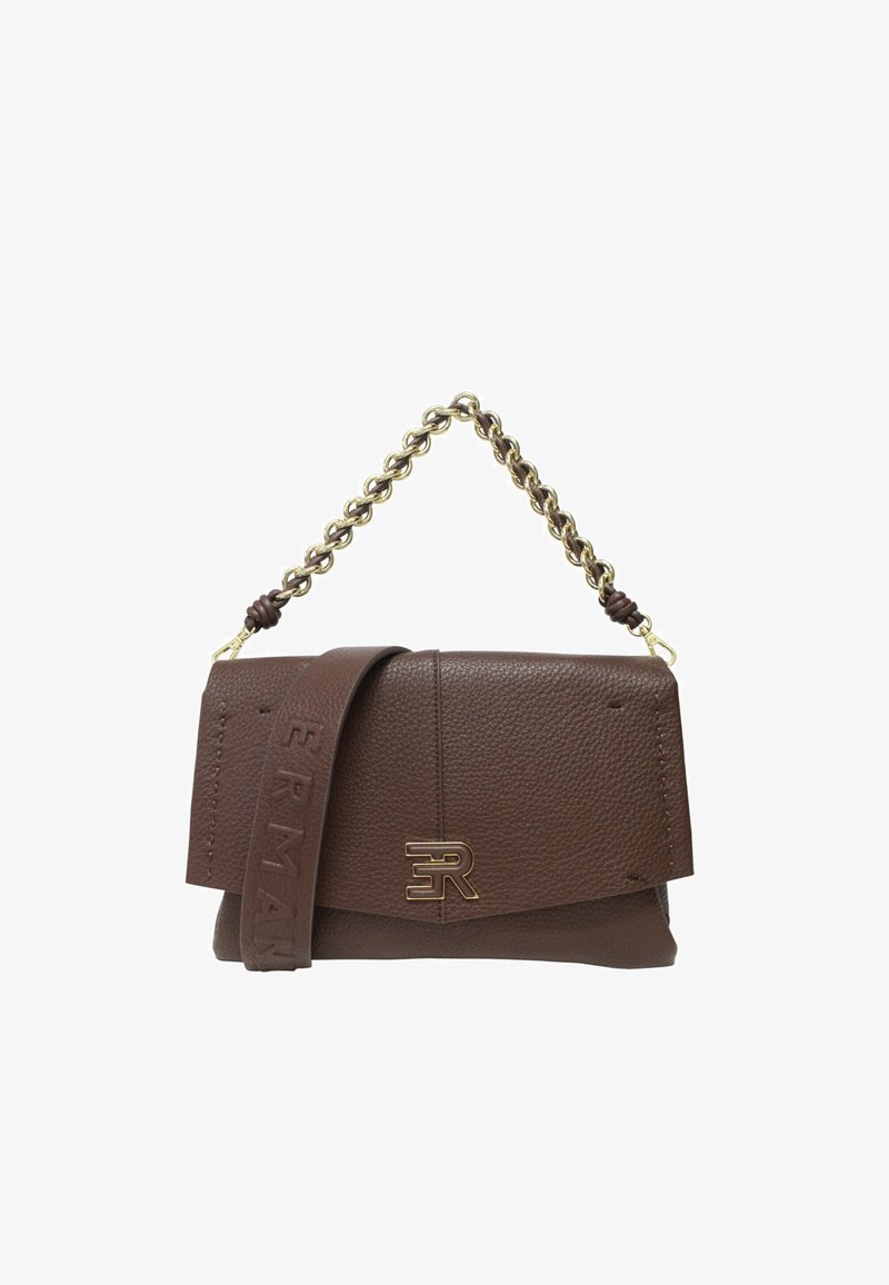 Borsa a mano in pelle marrone con superficie strutturata, patta a ribalta, logo in rilievo e tracolla a catena dorata. Dotata di tracolla regolabile e removibile.