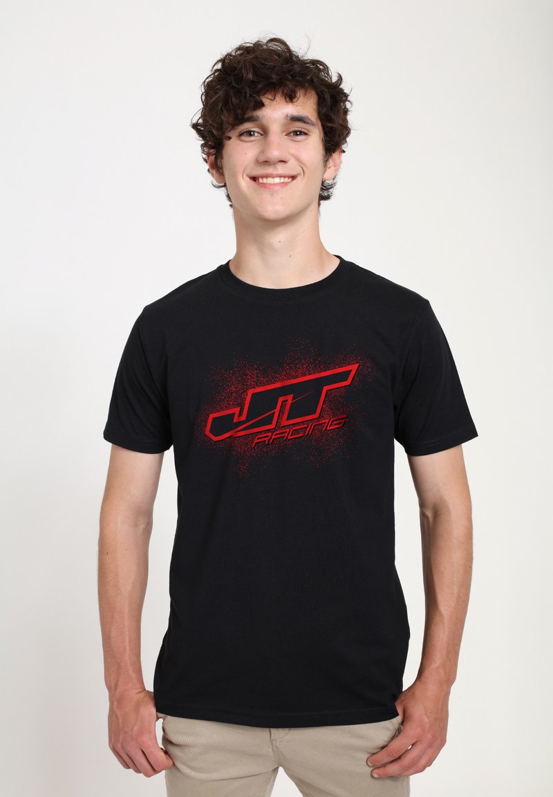 Černé bavlněné tričko s krátkým rukávem a kulatým výstřihem, které má červené grafické logo "JT Racing" s efektem rozstřiku.