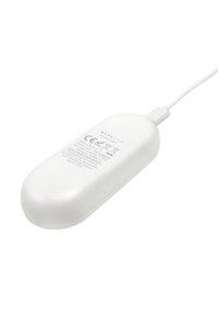 Vit, ovalformad elektronisk enhet med en slät yta, utrustad med en USB-port och tryckt teknisk information på ytan.