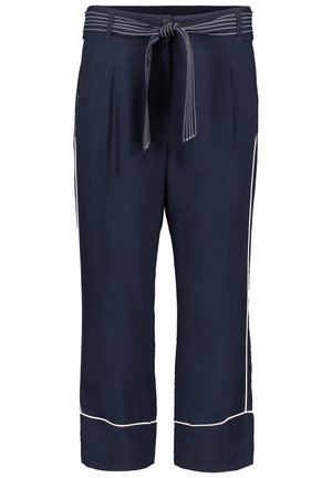 Granatowe spodnie o długości do połowy łydki z białym przeszyciem po bokach i na krawędziach, przednimi zakładkami, szlufkami na pasek oraz dopasowanym paskiem z tkaniny z białym przeszyciem.