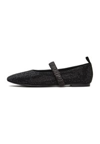Zapato plano negro con punta afilada, parte superior texturizada con pequeños remaches y una correa lateral con detalles arrugados. Suela de goma suave.