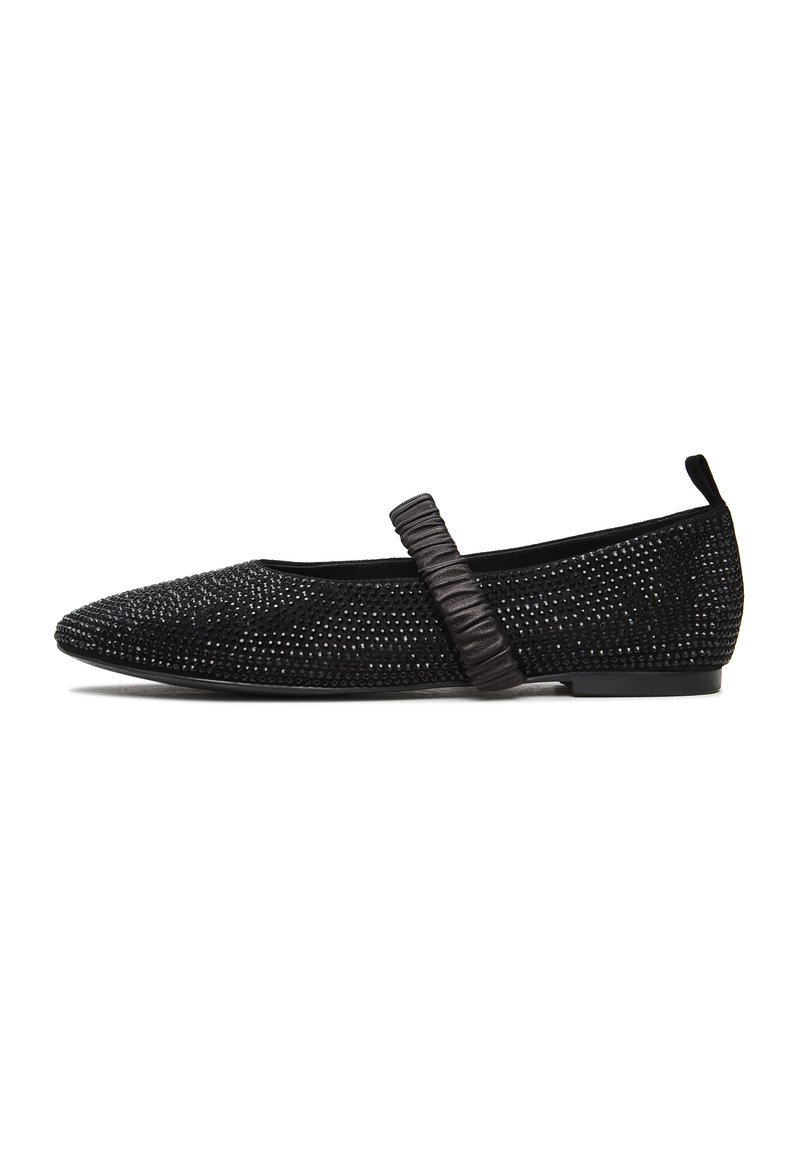 Schwarze flache Schuhe mit einer spitzen Zehe, strukturiertem Obermaterial mit kleinen Nieten und einem seitlichen Riemen mit gerafften Details. Glatte Gummisohle.