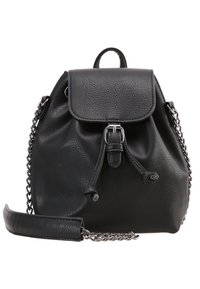 Czarny skórzany plecak z zapięciem na troczek, łańcuszkowymi ozdobami i górną klapką. Teksturowana powierzchnia i regulowany pasek na ramię.