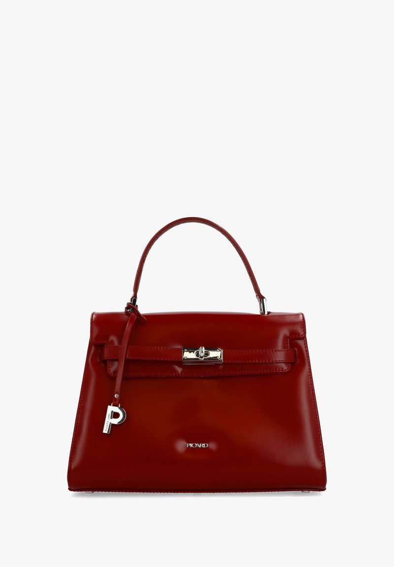 Sac à main en cuir rouge avec une forme structurée, une poignée supérieure et une fermeture à clic dorée. Comprend une bandoulière amovible et un logo discret.