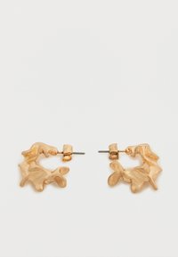 Σκουλαρίκια σε χρυσό τόνο με αφηρημένο, οργανικό σχήμα, με υφή στην επιφάνεια και κούμπωμα με καρφί.