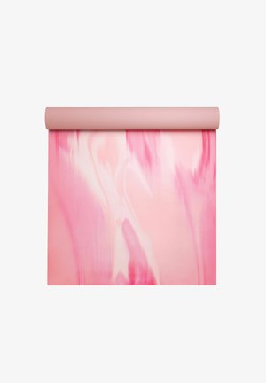 Opgerolde roze yogamat met een gemarmerd roze-wit patroon, gedeeltelijk uitgerold tegen een witte achtergrond.