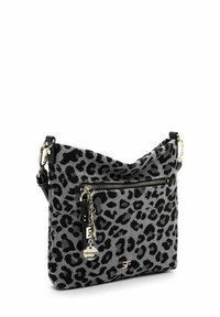 Borsa a spalla con stampa leopardata in tessuto grigio e nero, dotata di una tasca con zip frontale, hardware dorato e un accento in forma di portachiavi staccabile.